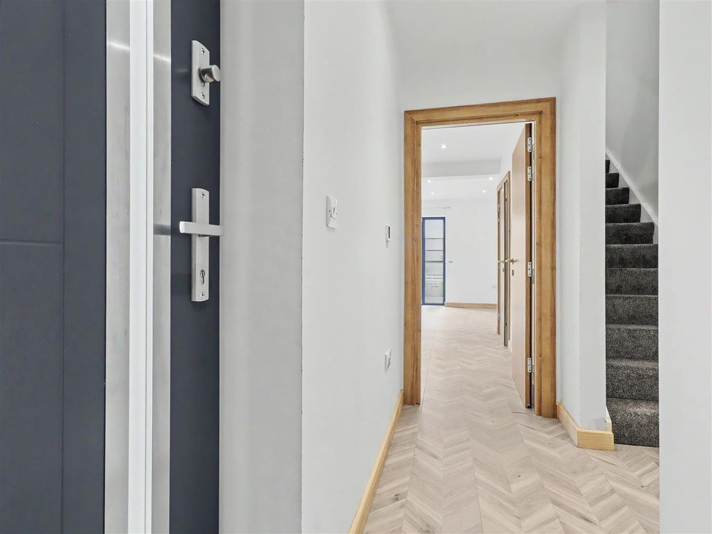 Property photo 2 of 18 Entrance Hall