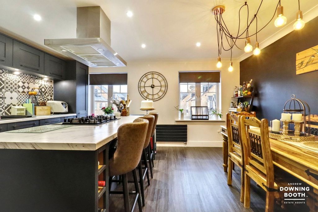 Property photo 2 of 27