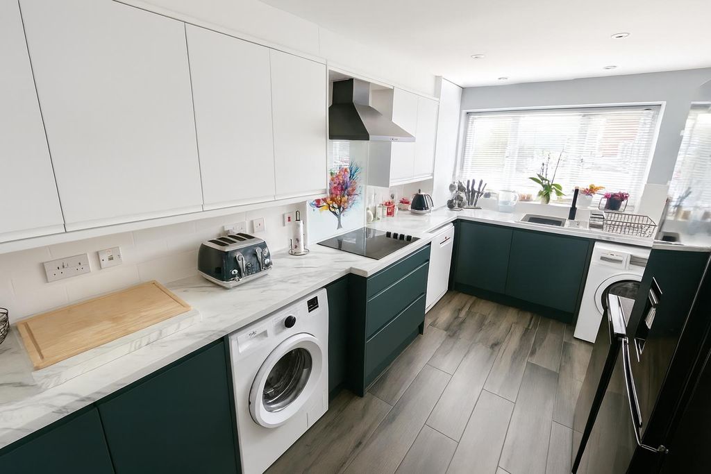 Property photo 2 of 16 Kitchen: