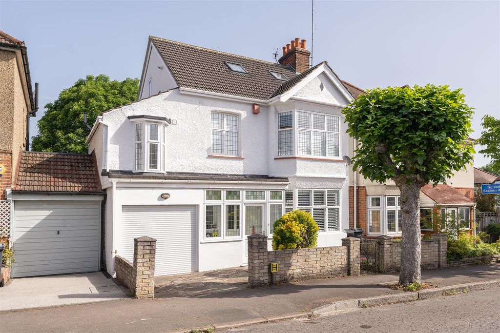 Property photo 1 of 55 Reydon Avenue, E11