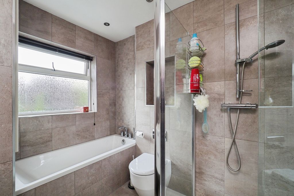 Property photo 3 of 18 Bathroom