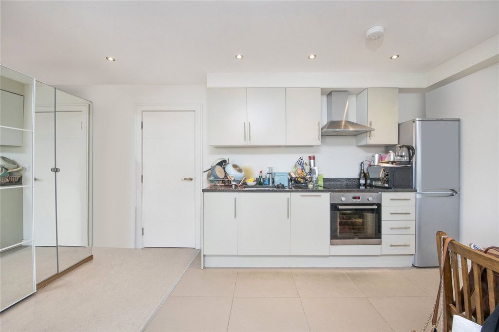 Property photo 2 of 7 Kitchen