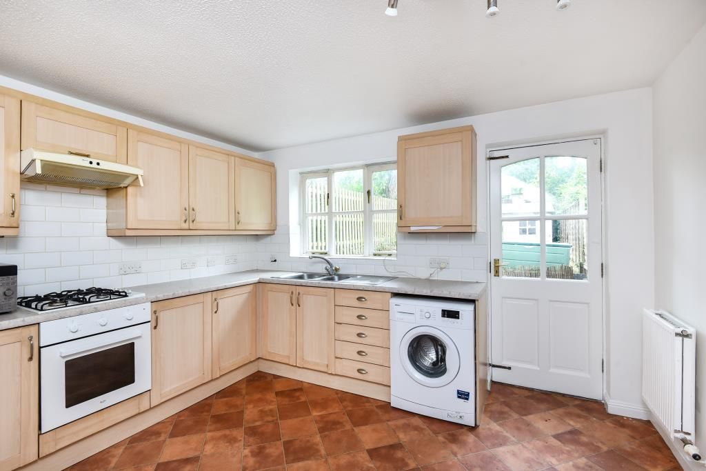 Property photo 3 of 10 Kitchen