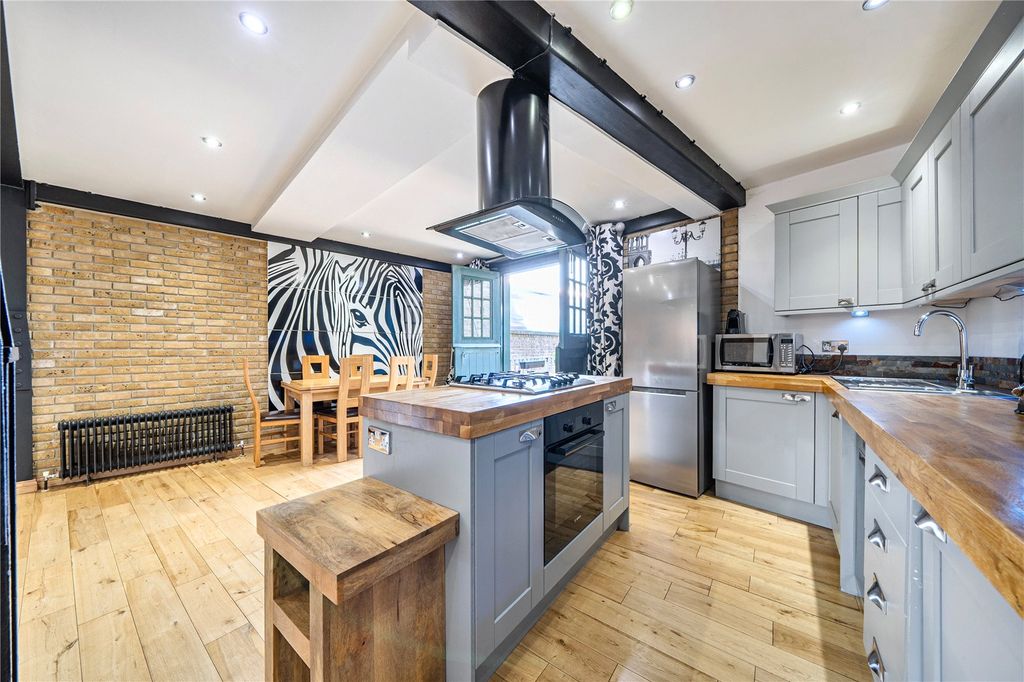 Property photo 2 of 21 Kitchen