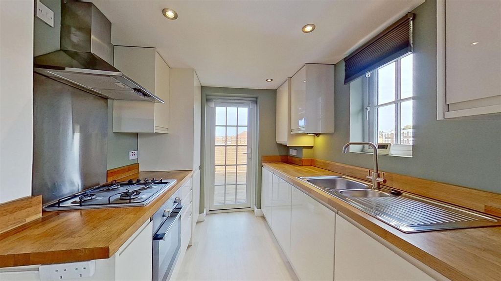 Property photo 2 of 14 370-Wellington-Road-South-Hanworth-Tw4-03032026_16