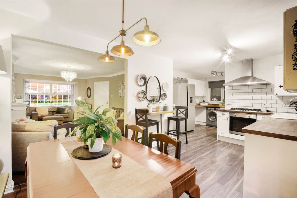 Property photo 2 of 31