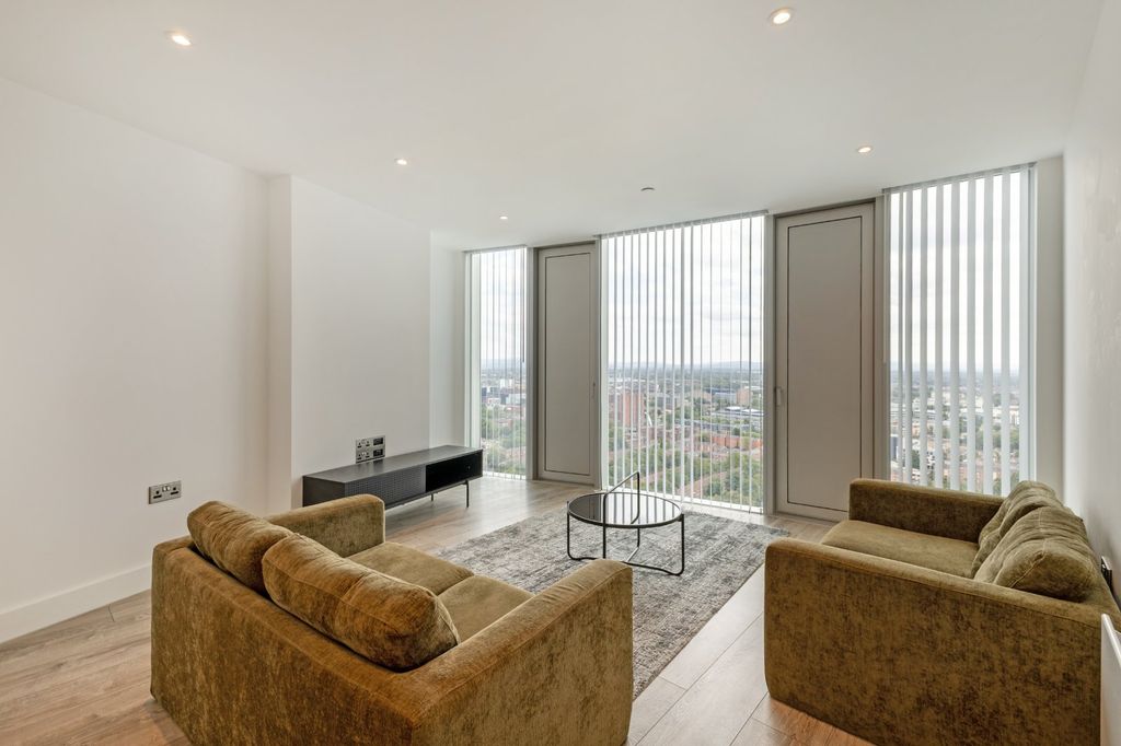 Property photo 3 of 20 Lounge