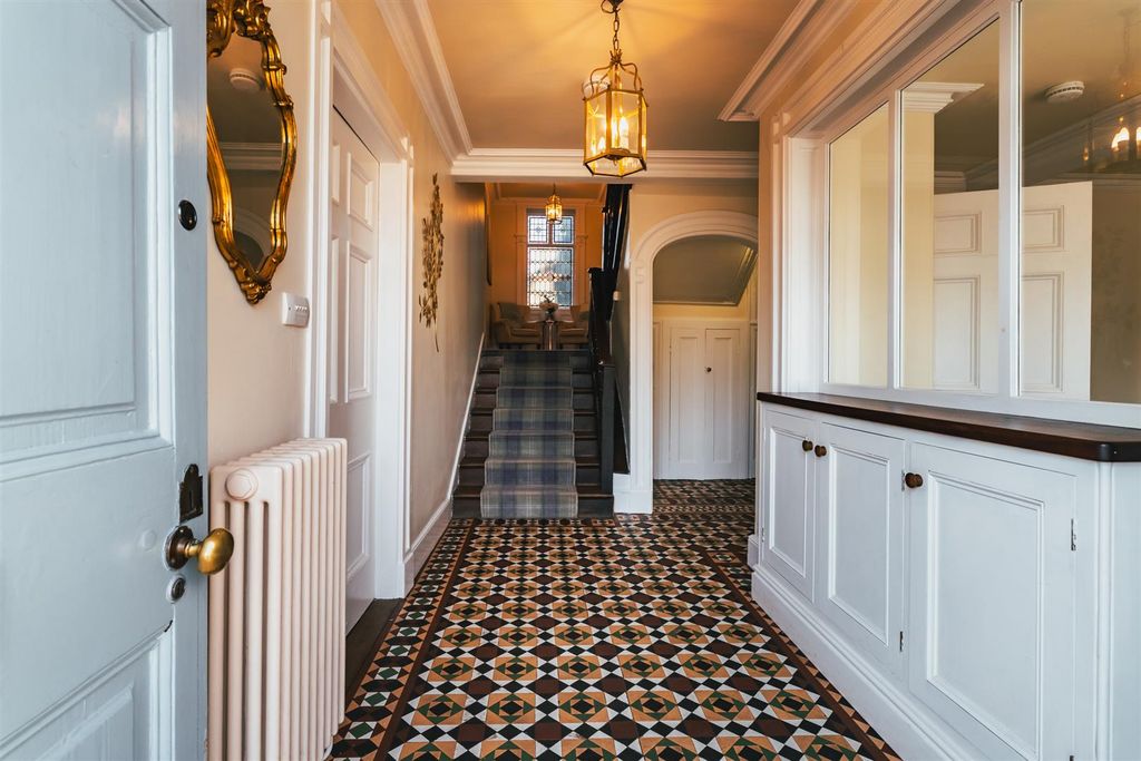 Property photo 3 of 53 Entrance Hall