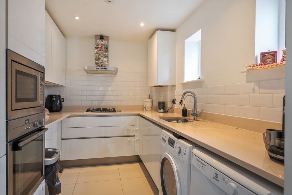 Property photo 3 of 12 1457257-11-6A06Ef...