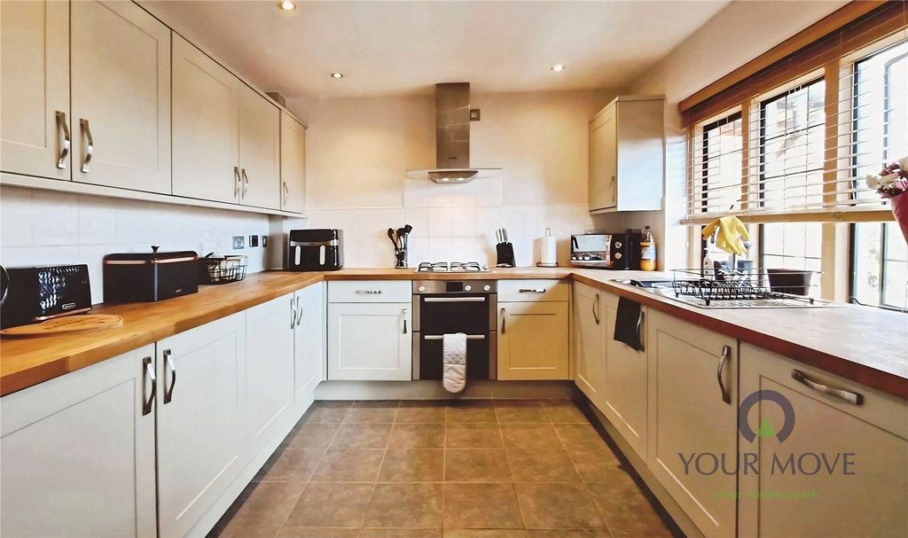 Property photo 2 of 11 Kitchen