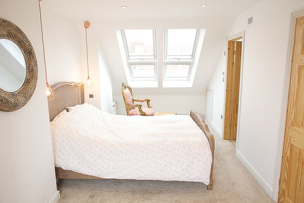 Property photo 2 of 12 This Charming Double Bedroom Features Ample Natura...
