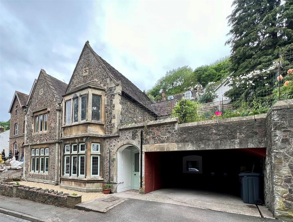 Property photo 1 of 8