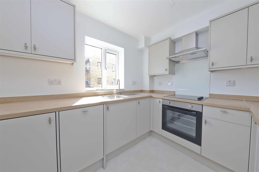 Property photo 2 of 10 Jasmin Close