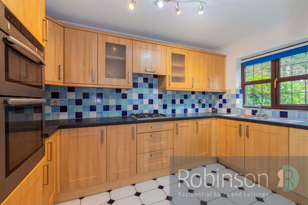 Property photo 2 of 17 4 Wagner Close-9