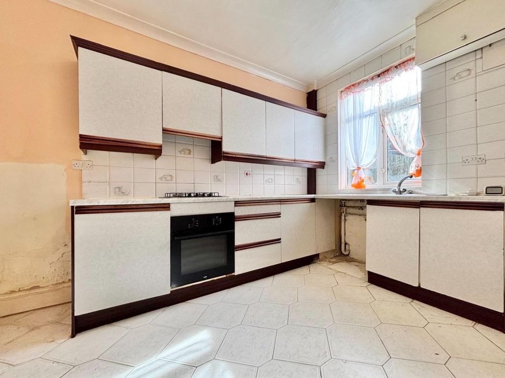 Property photo 3 of 13 631c6c69-1d25-48Af-B48d-624596F8E6E6.Jpg