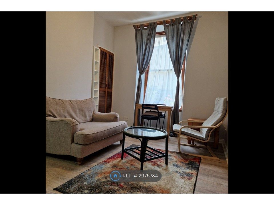 Property photo 1 of 10 Living Room/Kitchen