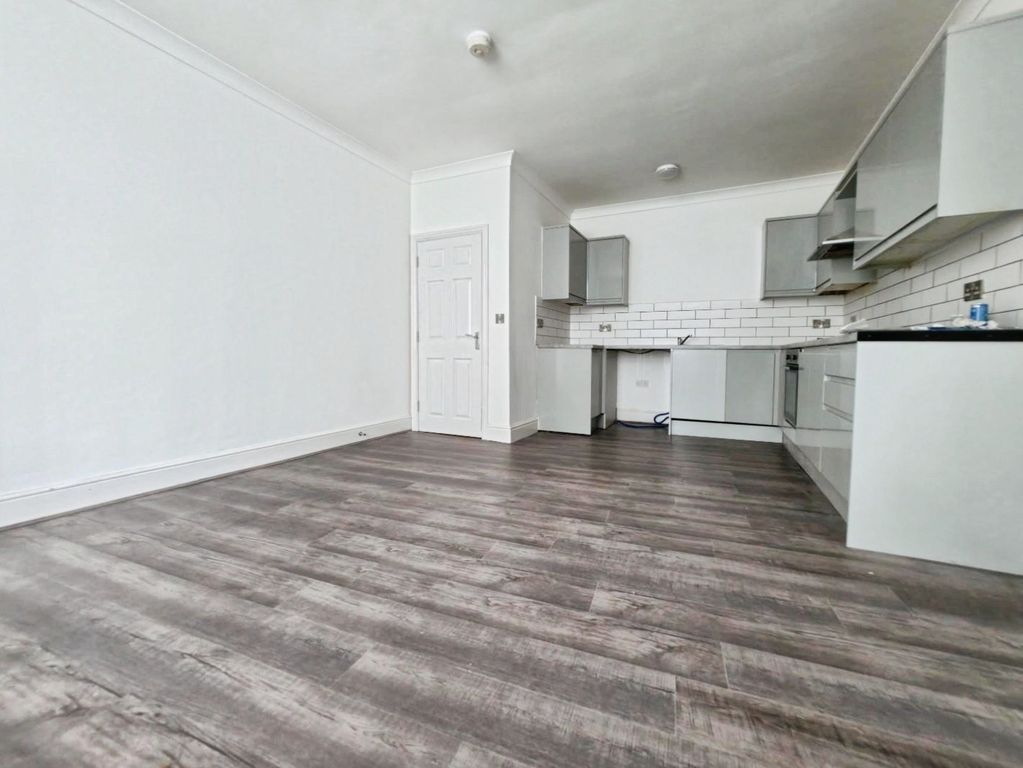 Property photo 3 of 7 Living Space