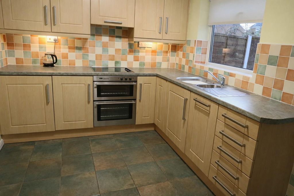Property photo 3 of 10 25 Severn Kitchen.Jpg