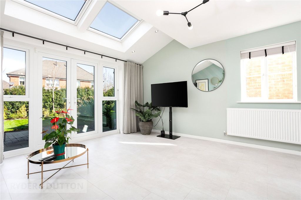 Property photo 2 of 30 Lounge