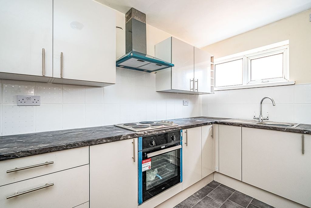 Property photo 2 of 9 Fitted Kitchen