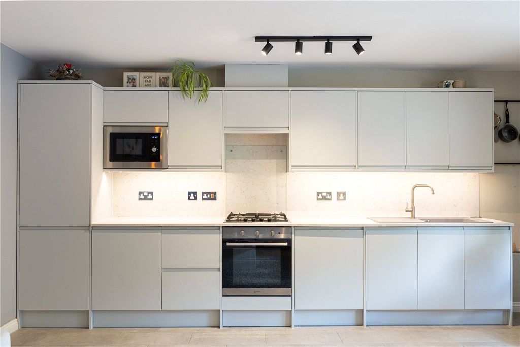 Property photo 3 of 10 Kitchen