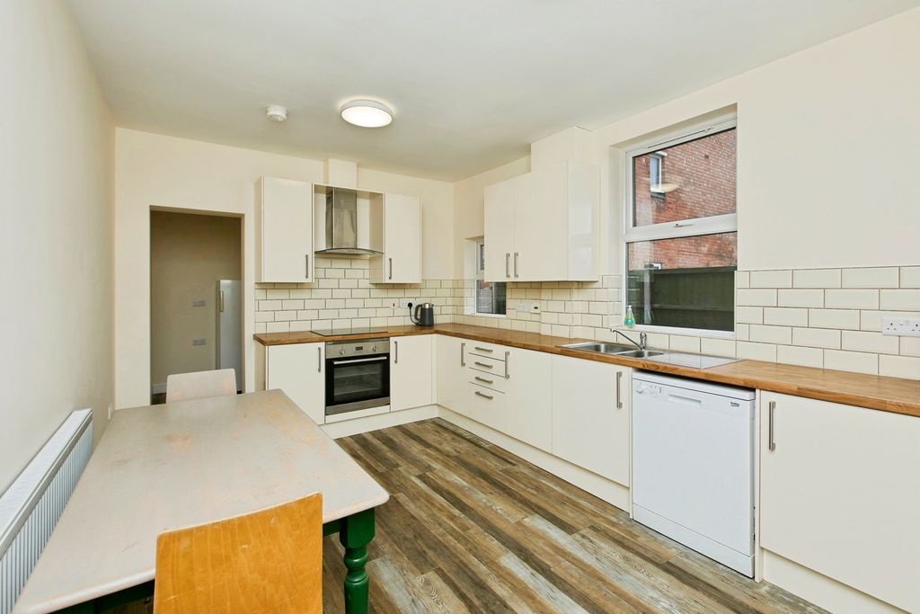 Property photo 2 of 21 Kitchen