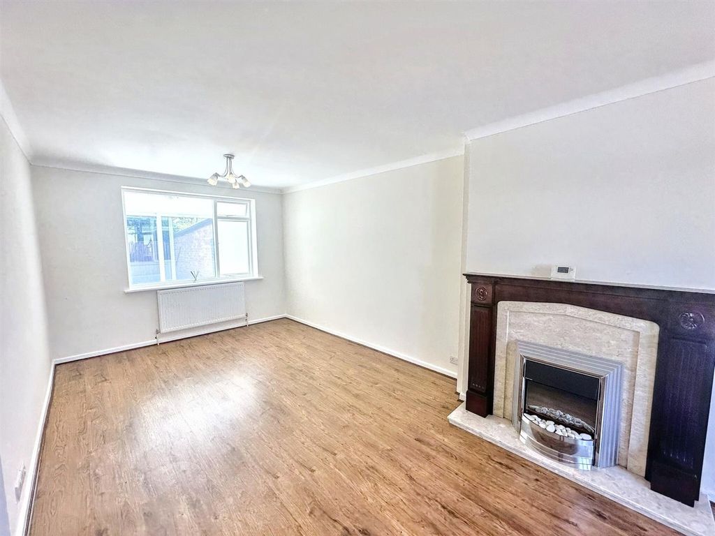Property photo 3 of 13 003 Lounge.Jpg