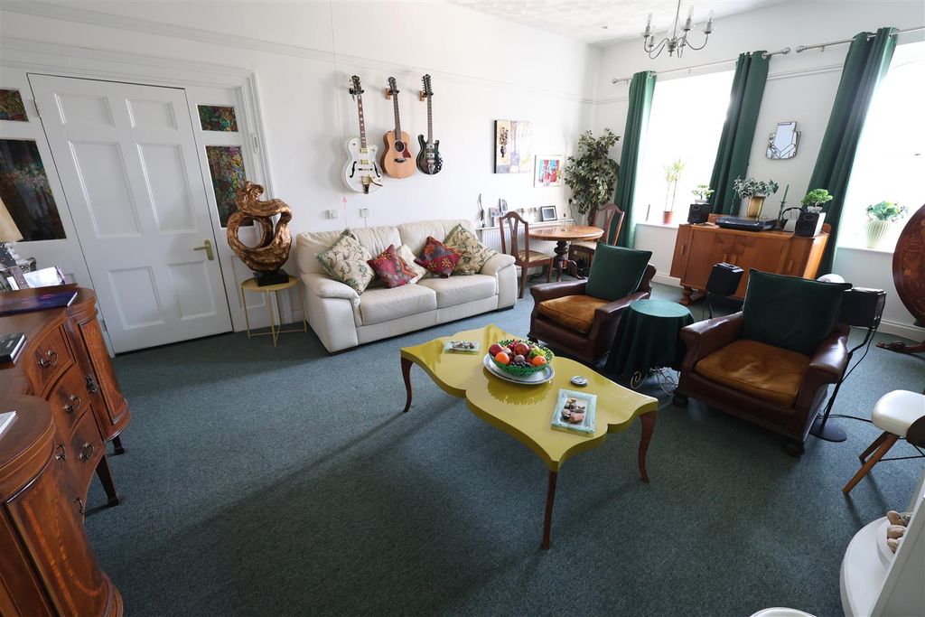 Property photo 3 of 22 Tf Lounge i.Jpg