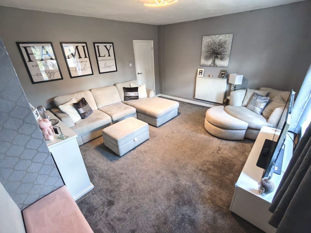 Property photo 3 of 18 Lounge B
