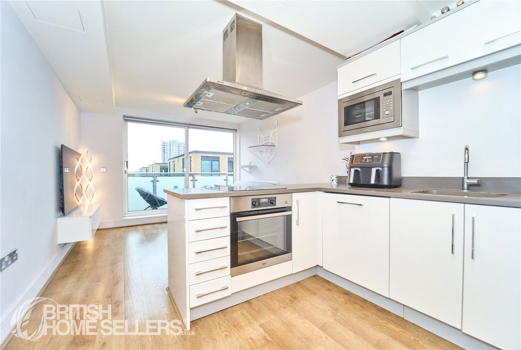 Property photo 2 of 25 Picture No. 11