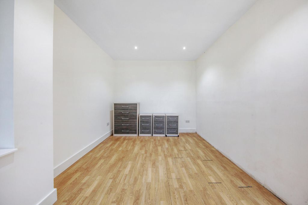 Property photo 3 of 5 Bedroom