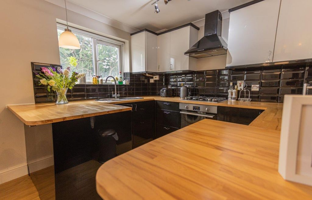 Property photo 2 of 9 Kitchen