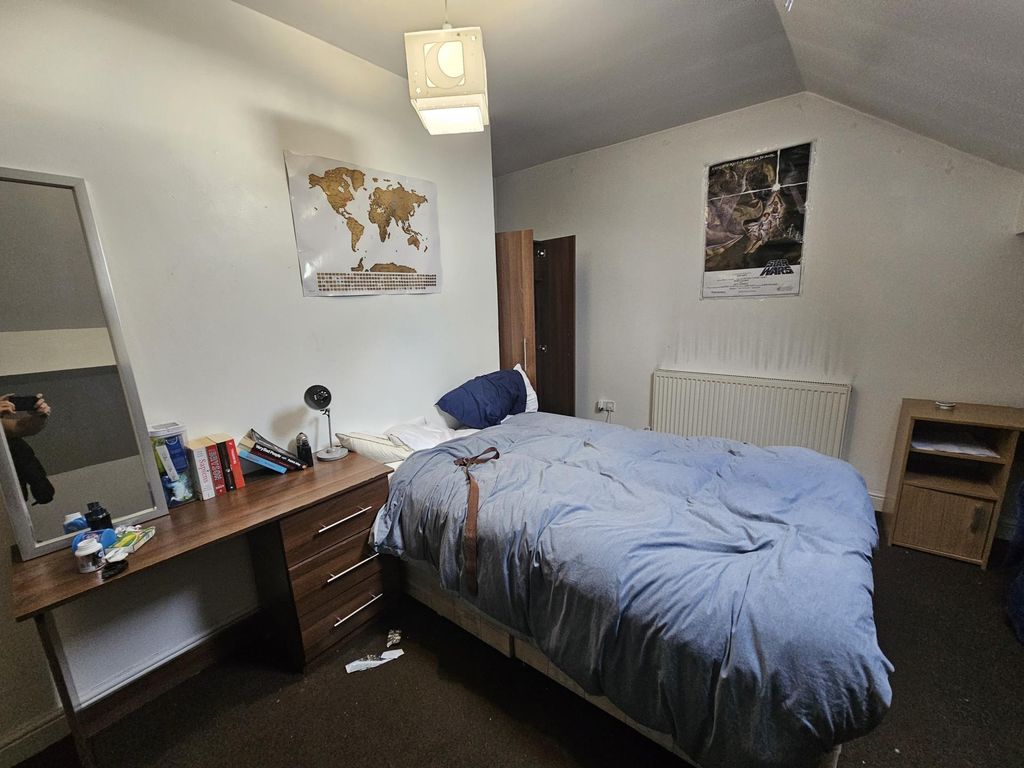 Property photo 3 of 18 A Well-Lit, Neatly Maintained Double Bedroom Featu...