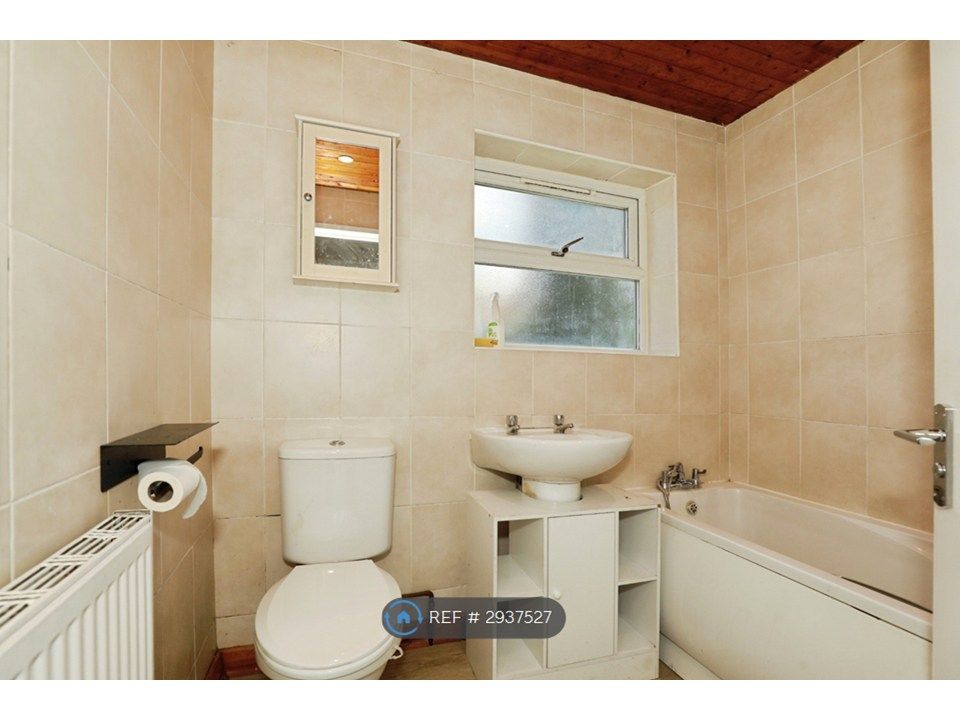 Property photo 3 of 10 Toilet