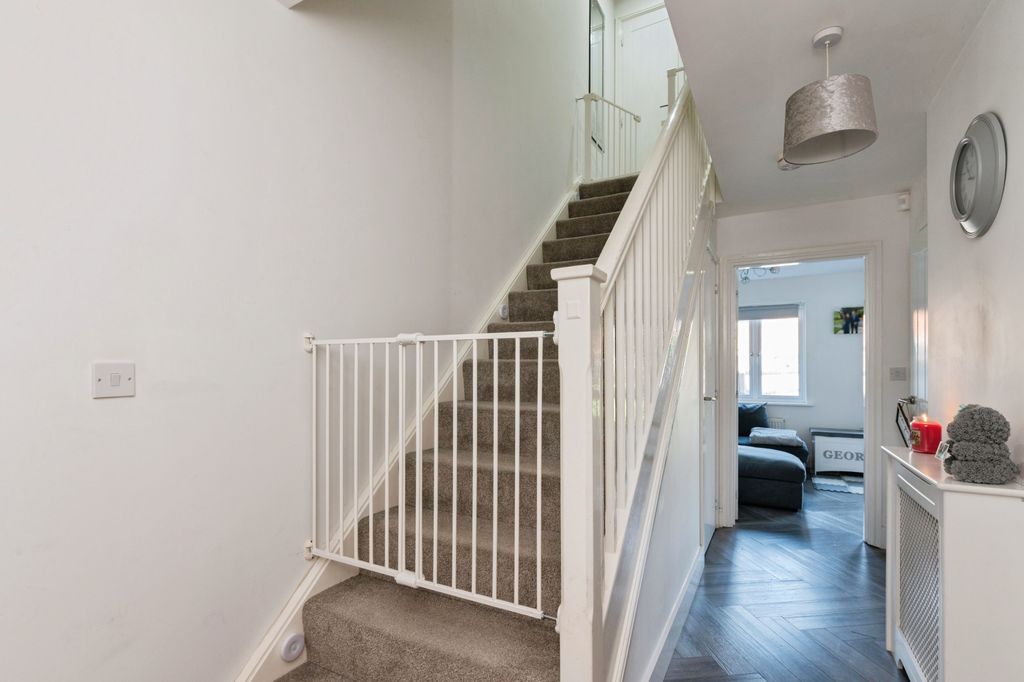 Property photo 3 of 17 63Denningtoncrescentdenningtoncrescentbasildonss142Ff-5