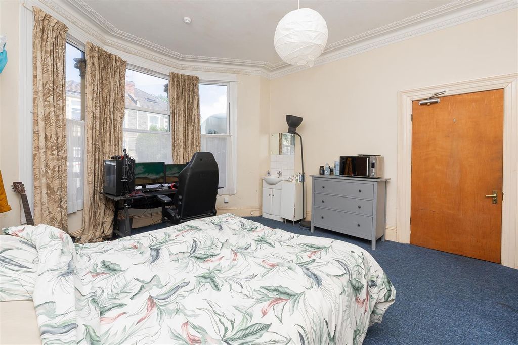 Property photo 2 of 34 41-Carnarvon-Road-Bs6-7Du-17.Jpg