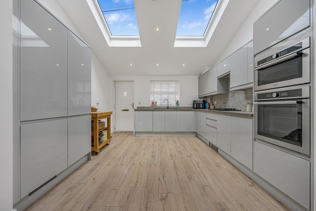 Property photo 3 of 20 19 Charlotte Street Hdr-10.Jpg