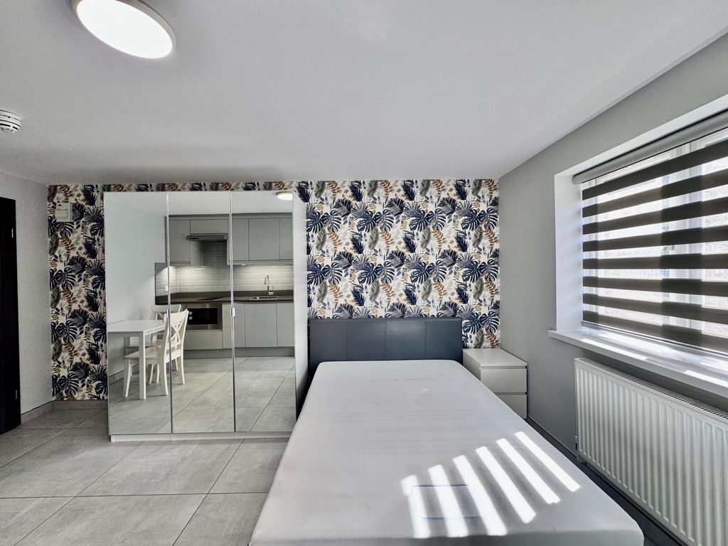 Property photo 1 of 7 Chaplin Road (3)