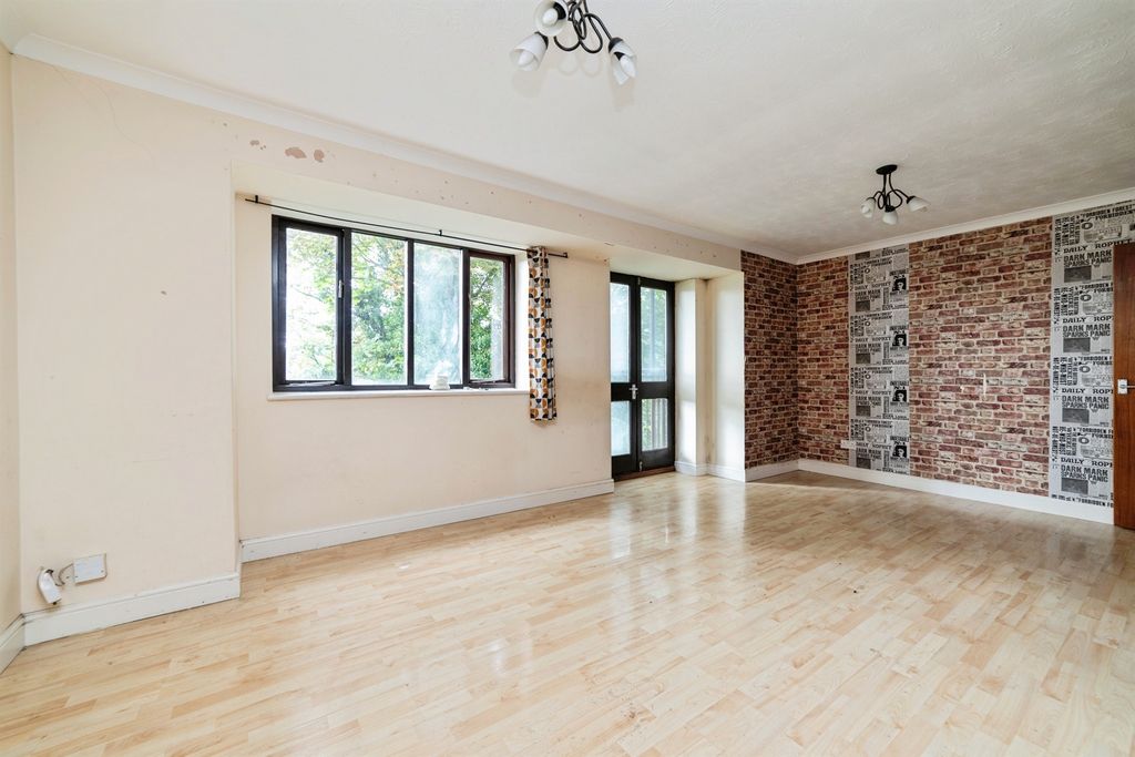 Property photo 2 of 8