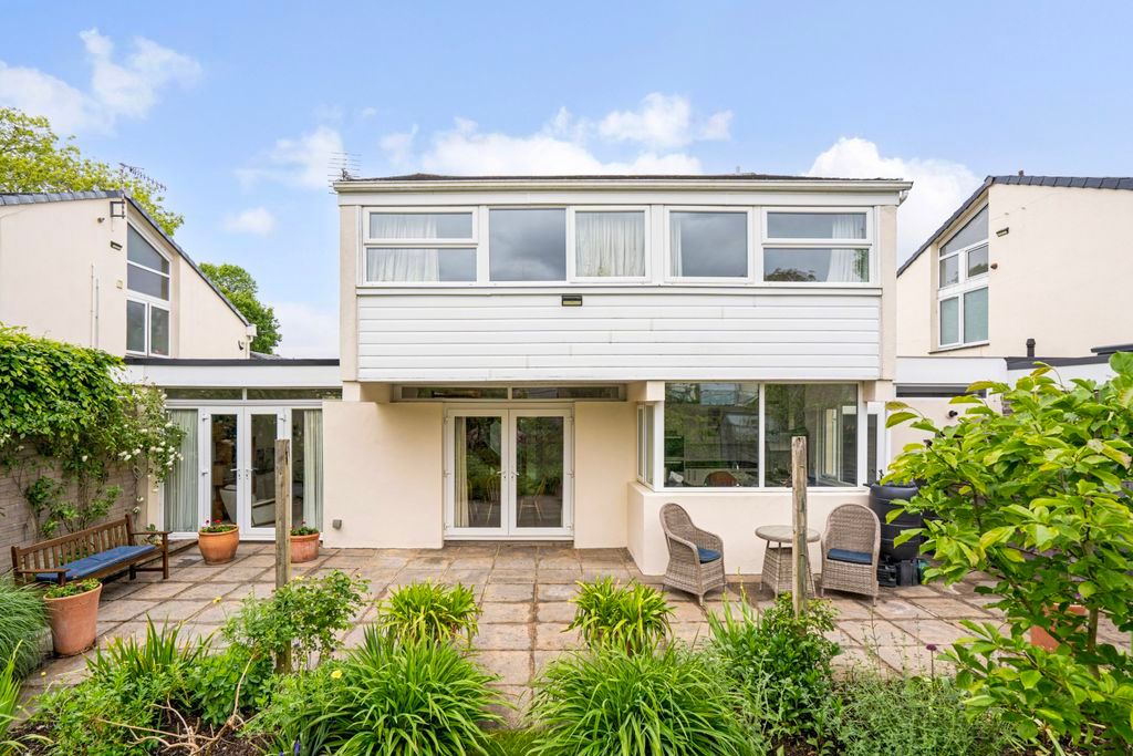 Property photo 1 of 18 External