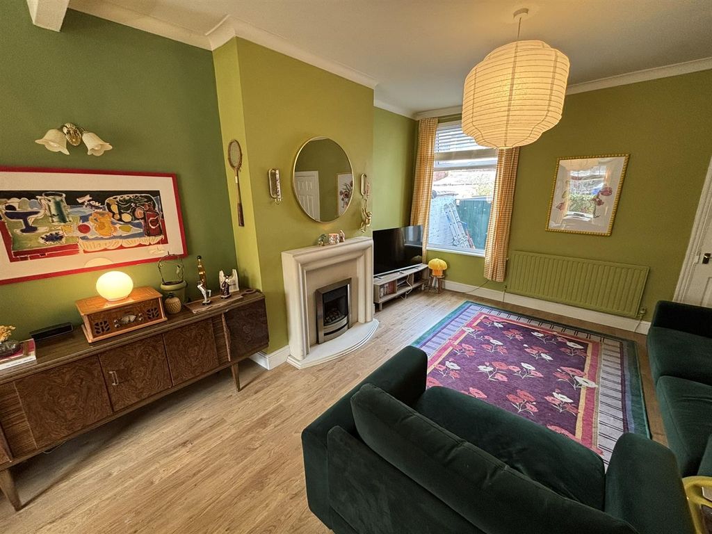 Property photo 3 of 20 Lounge