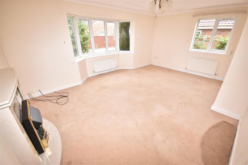 Property photo 2 of 13 Lounge