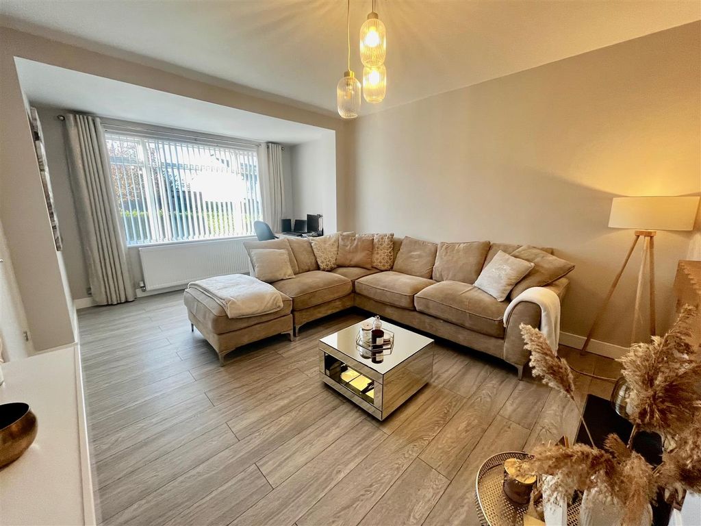 Property photo 2 of 18 Lounge