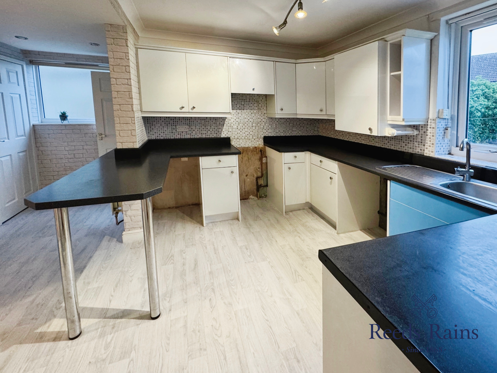 Property photo 3 of 10 Kitchen