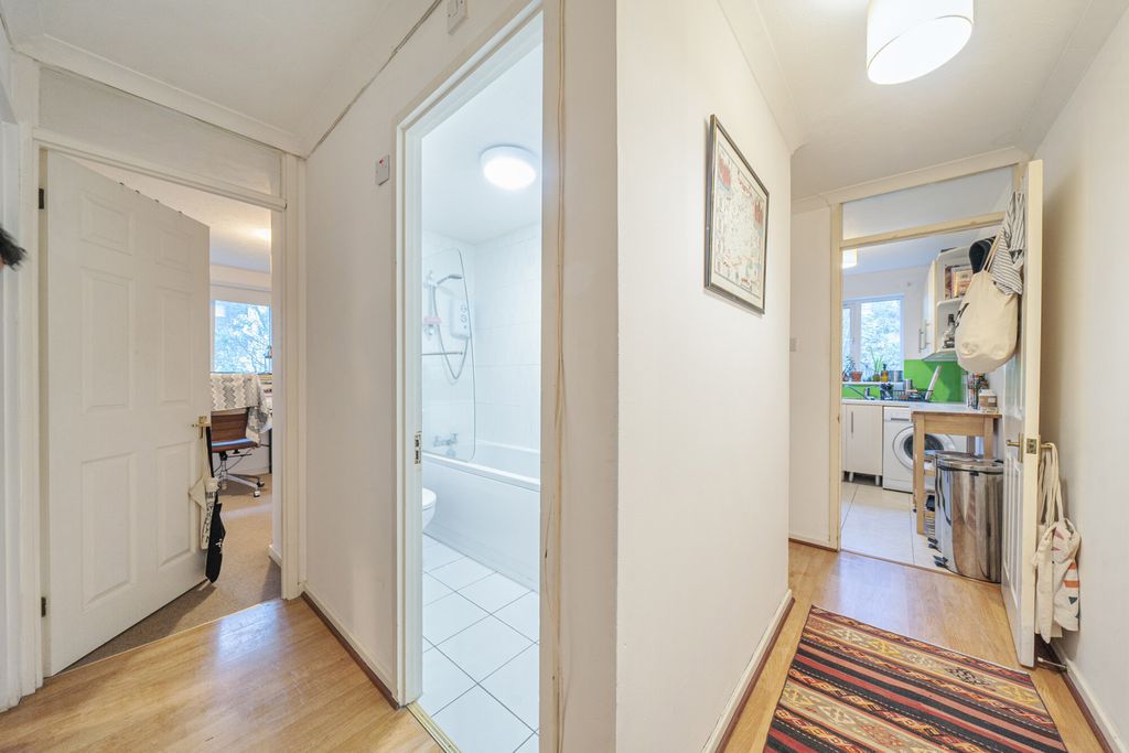 Property photo 3 of 14 Entrance Hall