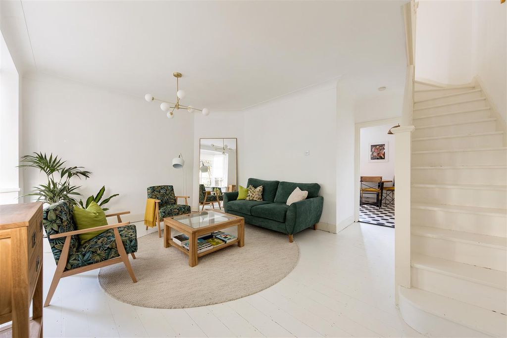 Property photo 2 of 34 Orford Road, E17