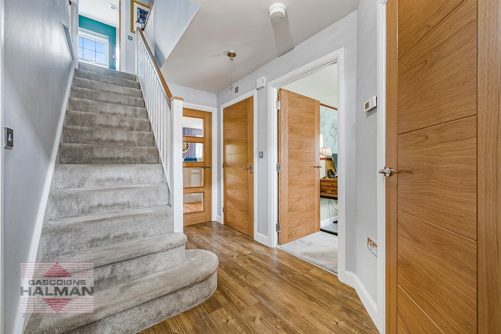 Property photo 2 of 21 Entrance Hallway