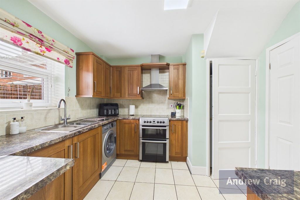 Property photo 3 of 11 Kitchen