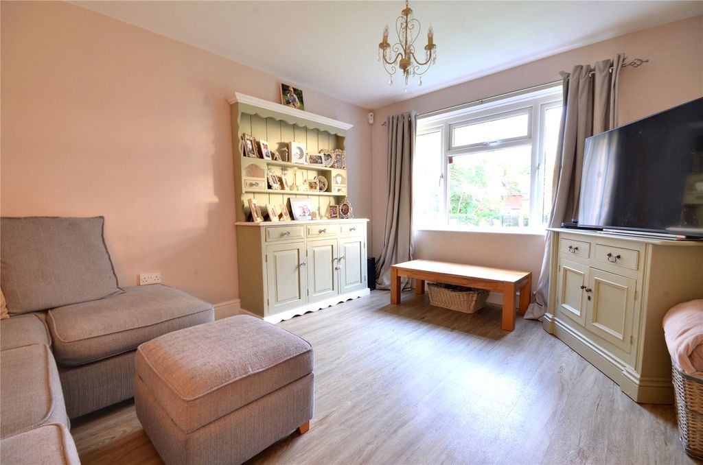 Property photo 3 of 17 Lounge