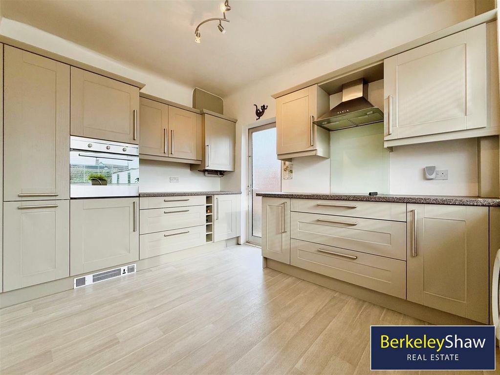 Property photo 2 of 19 Kitchen